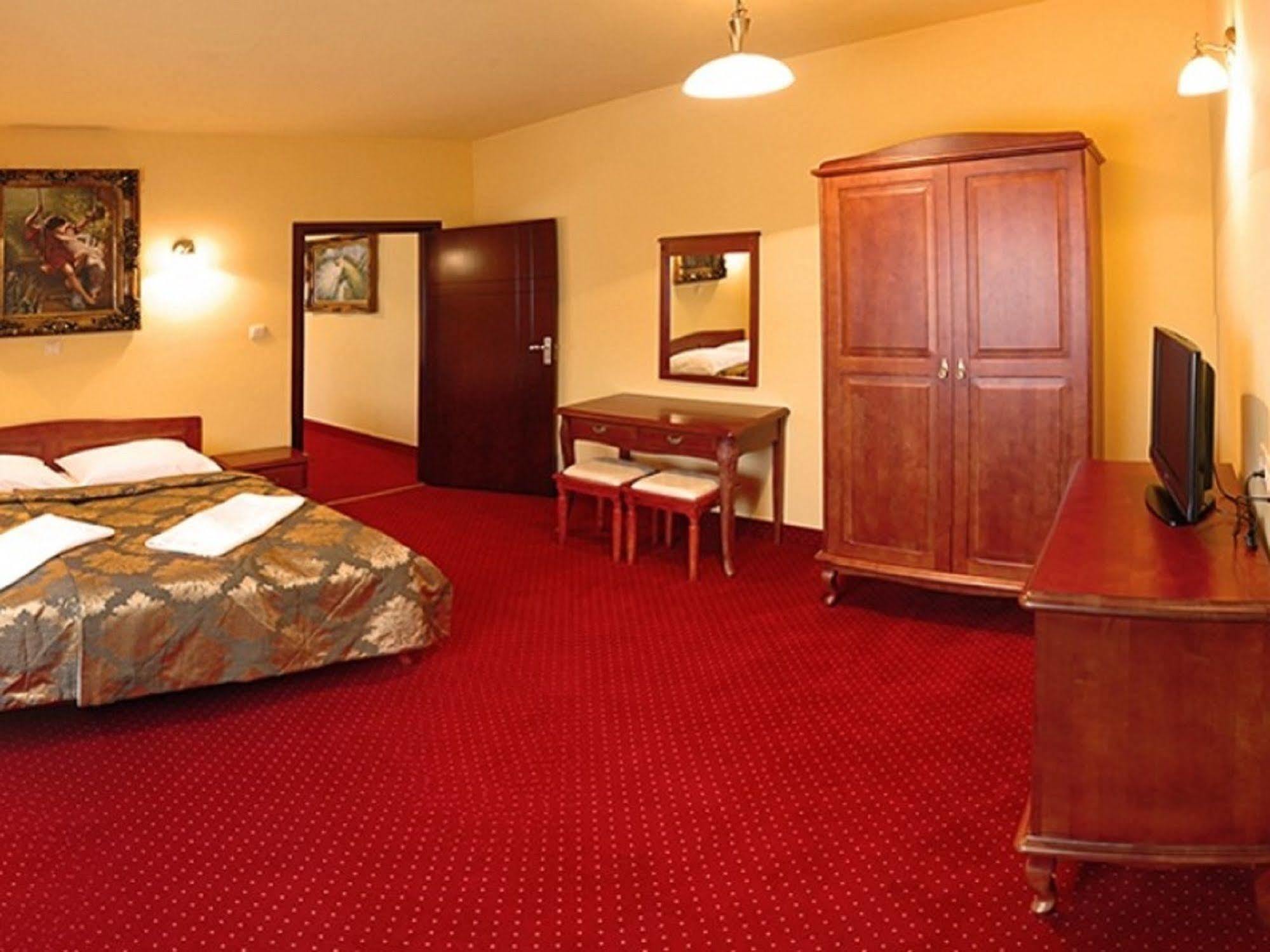 Dobosz Hotell Police